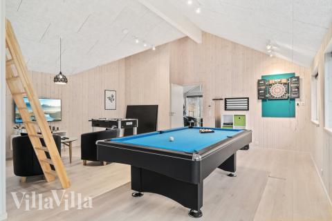 Lyxstuga 733 för 18 personer har ett stort aktivitetsrum med bl.a. biljard och dart