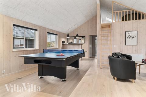 Förutom de många timmar som du kan tillbringa i stugans poolavdelning erbjuder lyxstuga 733 även biljard, bordtennis och dart
