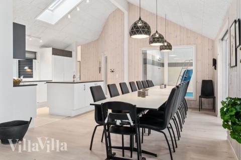 Vardagsrummet i lyxstuga nr. 733 har plats för 18 personer.