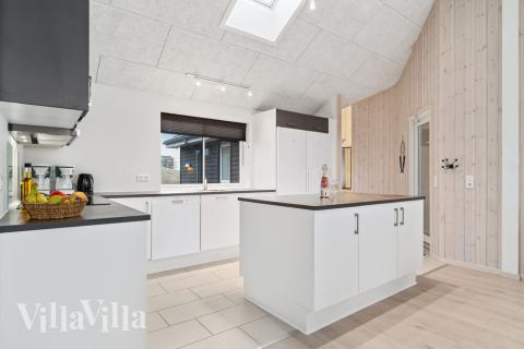 Köket i lyxstuga nr 733 är utrustat så att ni kan laga mat till 18 personer.