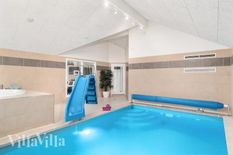 Den härliga poolen i lyxstuga nr 733 för 18 personer