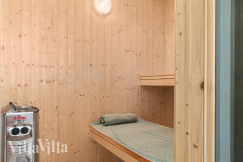 Njut av bastuvärmen i lyxstuga nr 733 för 18 personer