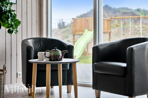 I soffhörnan i lyxstuga 733 i Tyskland kan ni spela brädspel eller titta på film tillsammans.