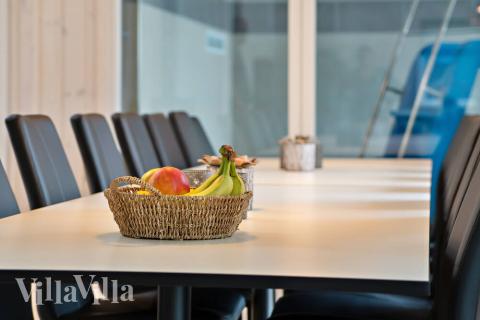 Det stora ljusa vardagsrummet i lyxstuga nr 733 för 18.