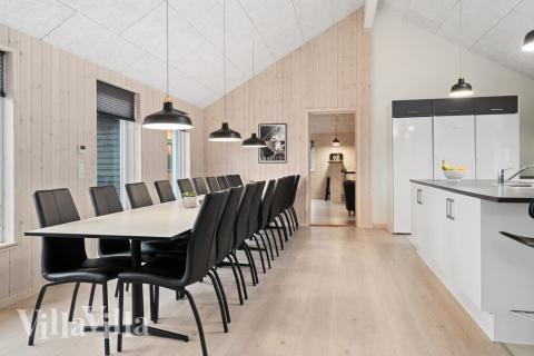 Det stora ljusa vardagsrummet i lyxstuga nr 732 för 20.