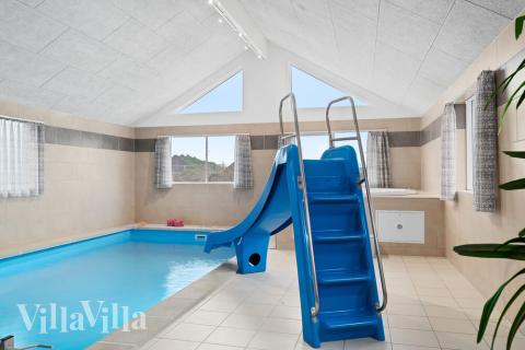 Sommarstuga 732 är inredd med en smakfull poolavdelning som har vattenrutschbana, ett stort inbyggt spapad och bastu