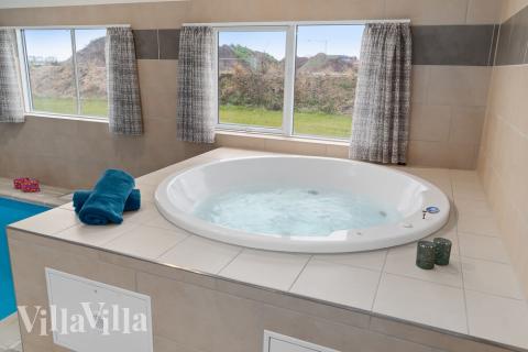 Njut av spabadets värme i lyxstuga nr 732 i Tyskland