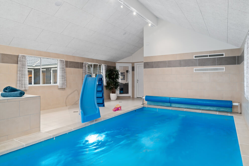 Den härliga poolen i lyxstuga nr 732 för 20 personer