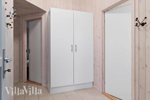 Den rymliga entrén i lyxstuga nr 732 i Tyskland