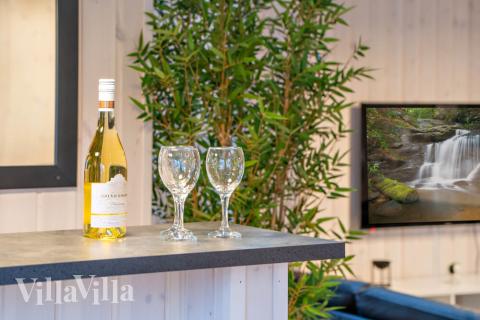 Den härliga sommarstugan bjuder bland annat på en bar som denna i lyxstuga 732 i Tyskland