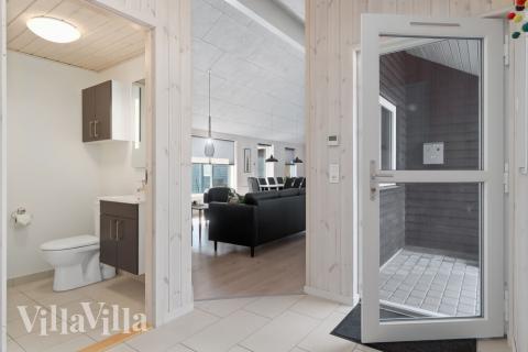 Den rymliga entrén i lyxstuga nr 731 i Tyskland