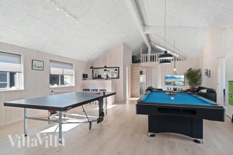 Förutom de många timmar som du kan tillbringa i stugans poolavdelning erbjuder lyxstuga 731 även biljard, bordtennis och dart