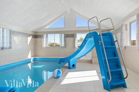 Sommarstuga 731 är inredd med en smakfull poolavdelning som har vattenrutschbana, ett stort inbyggt spapad och bastu