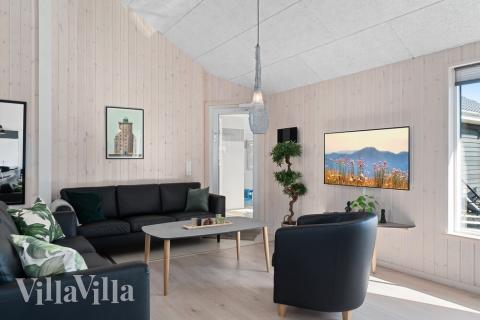 Det stora ljusa vardagsrummet i lyxstuga nr 731 för 20.