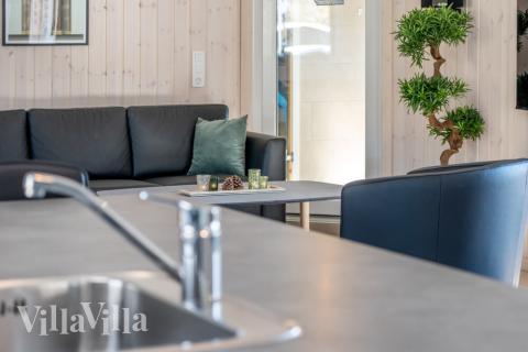 Vardagsrummet i lyxstuga nr. 731 har plats för 20 personer.