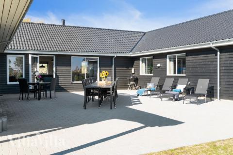 På terrassen i sommarhus nr 731 finns det plats för upp till 20 gäster.