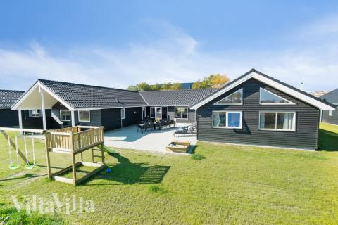 Den praktfulla poolstugan nr 731 med plats för 20 personer ligger i Tyskland