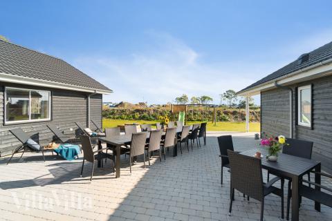 Lyxstuga nr 731 har en härlig terrass med sköna trädgårdsmöbler för 20 personer.