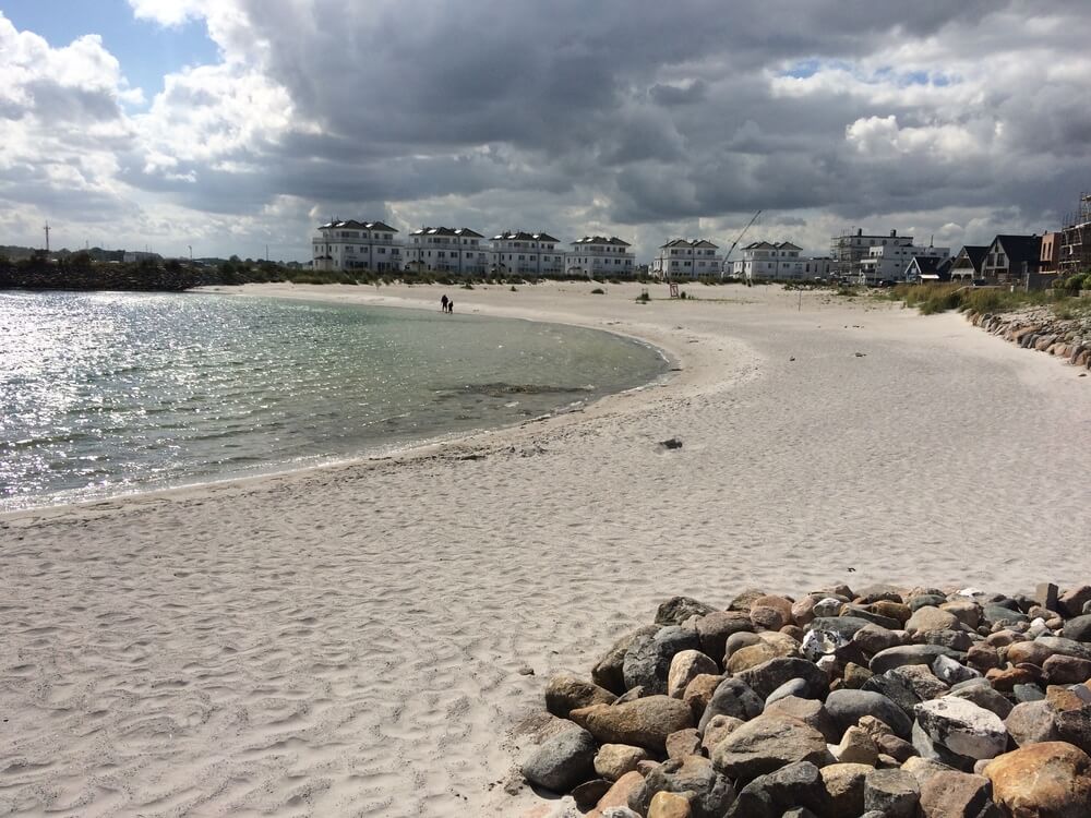 Den vackra stranden i närheten av lyxhus 731 vid Tyskland.