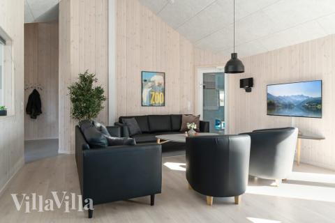 Det stora ljusa vardagsrummet i lyxstuga nr 729 för 24.