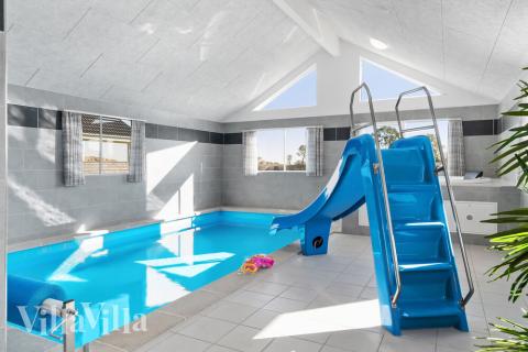 Den härliga poolen i lyxstuga nr 729 för 24 personer