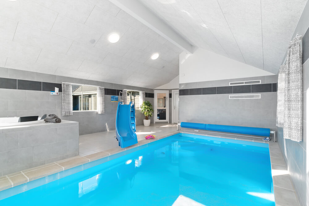 Sommarstuga 729 är inredd med en smakfull poolavdelning som har vattenrutschbana, ett stort inbyggt spapad och bastu