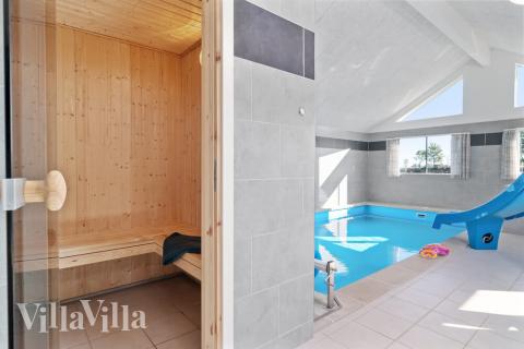 Njut av bastuvärmen i lyxstuga nr 729 för 24 personer