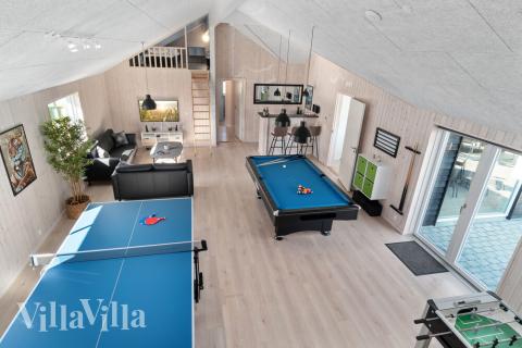 Lyxstuga 729 för 24 personer har ett stort aktivitetsrum med bl.a. biljard och dart