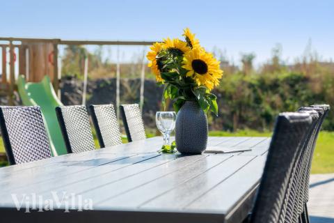 På terrassen i sommarhus nr 729 finns det plats för upp till 24 gäster.