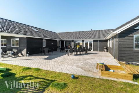 Lyxstuga nr 729 har en härlig terrass med sköna trädgårdsmöbler för 24 personer.