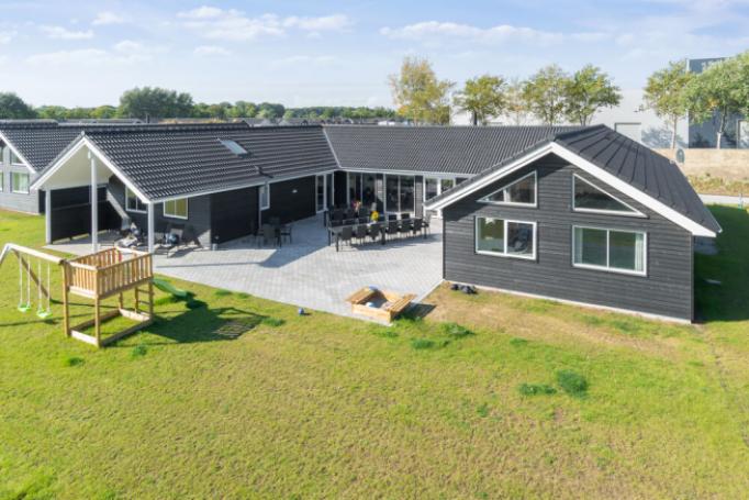 Den praktfulla poolstugan nr 729 med plats för 24 personer ligger i Tyskland