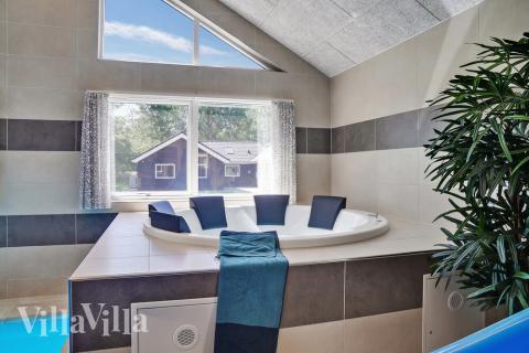 Lyxstuga nr 503 erbjuder bland annat ett härligt spabad