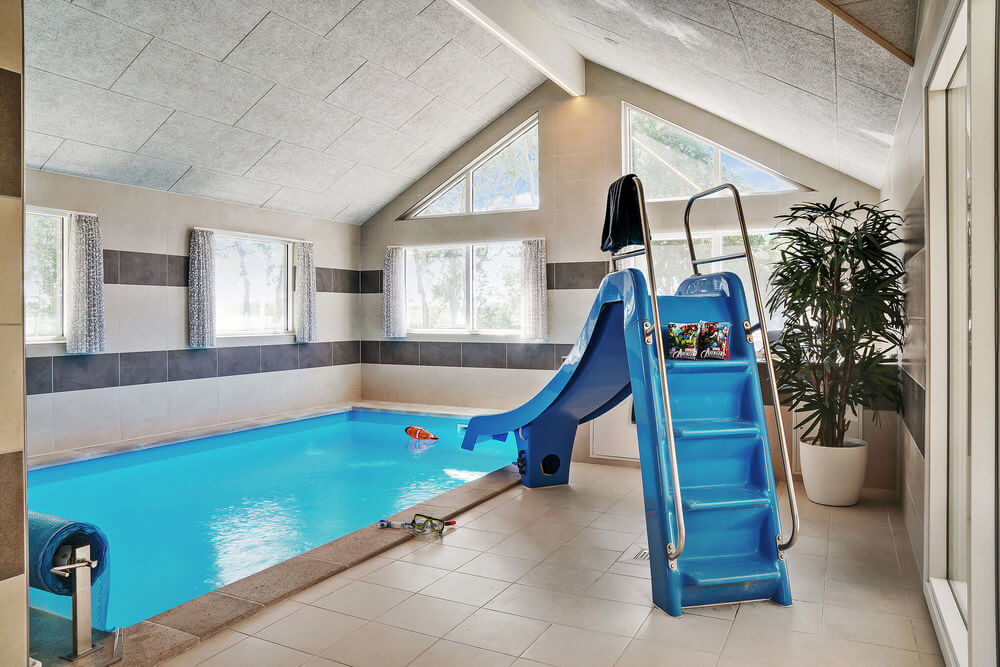 Sommarstuga 503 är inredd med en smakfull poolavdelning som har vattenrutschbana, ett stort inbyggt spapad och bastu