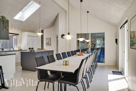 Det stora ljusa vardagsrummet i lyxstuga nr 503 för 18.