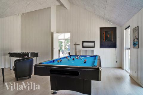 Förutom de många timmar som du kan tillbringa i stugans poolavdelning erbjuder lyxstuga 503 även biljard, bordtennis och dart