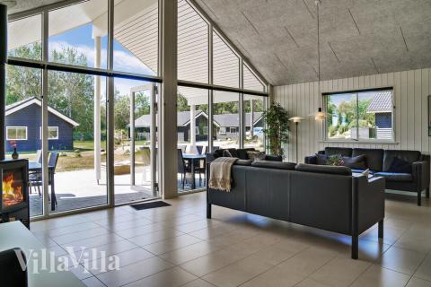 I soffhörnan i lyxstuga 503 i Lolland/Falster/Møn kan ni spela brädspel eller titta på film tillsammans.