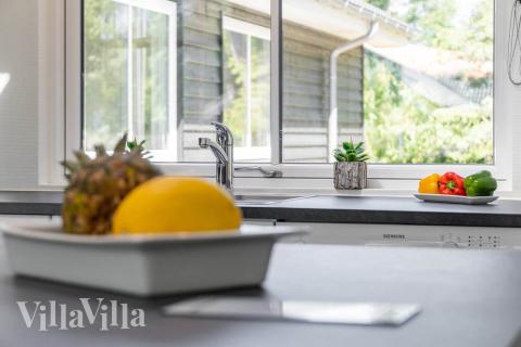 Köket i lyxstuga nr 503 är utrustat så att ni kan laga mat till 18 personer.