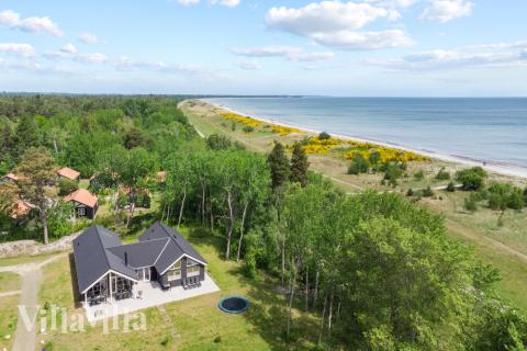 Den praktfulla poolstugan nr 503 med plats för 18 personer ligger i Lolland/Falster/Møn