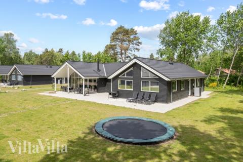 Den tjusiga sommarstugan nr 503 med gott om plats för upp till 18 personer