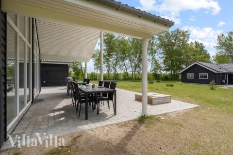 Njut av en grillkväll på terrassen i lyxstuga nr 503 i Lolland/Falster/Møn