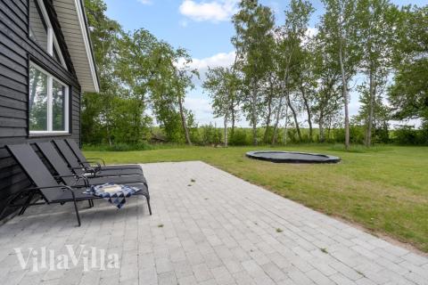 Lyxstuga nr 503 har en härlig terrass med sköna trädgårdsmöbler för 18 personer.