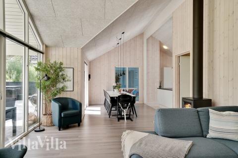 Vardagsrummet i lyxstuga nr. 519 har plats för 14 personer.