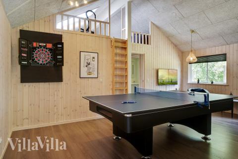 Lyxstuga 519 för 14 personer har ett stort aktivitetsrum med bl.a. biljard och dart