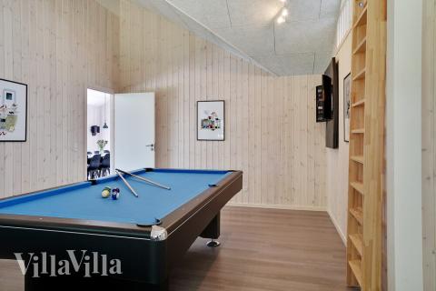 Förutom de många timmar som du kan tillbringa i stugans poolavdelning erbjuder lyxstuga 519 även biljard, bordtennis och dart