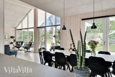 Det stora ljusa vardagsrummet i lyxstuga nr 519 för 14.