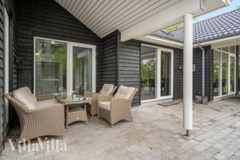 Njut av en grillkväll på terrassen i lyxstuga nr 519 i Lolland/Falster/Møn