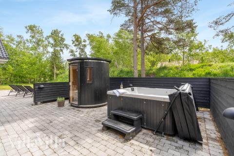 Njut av spabadets värme i lyxstuga nr 519 i Lolland/Falster/Møn