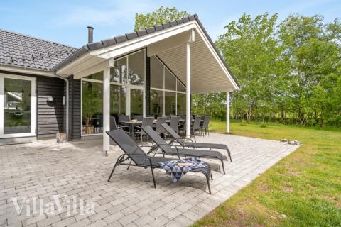 Lyxstuga nr 519 har en härlig terrass med sköna trädgårdsmöbler för 14 personer.