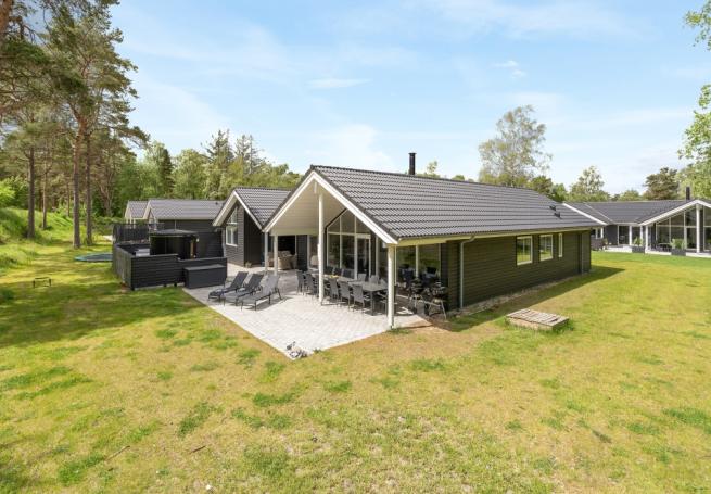 Den praktfulla poolstugan nr 519 med plats för 14 personer ligger i Lolland/Falster/Møn