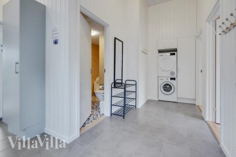 Den rymliga entrén i lyxstuga nr 511 i Lolland/Falster/Møn